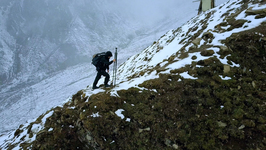 攀登雪山视频