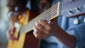 女孩手弹吉他 用弦乐器创作音乐的女音乐家16秒视频