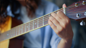 女人手在吉他上弹和弦 女孩手指在吉他上弹弦16秒视频