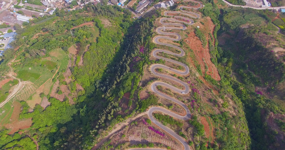4k高原地区蜿蜒曲折的公路航拍视频