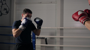 两个拳击手在健身俱乐部的拳击台上打架9秒视频