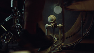 无法辨认的鼓手用踏板打到室内贝斯鼓18秒视频