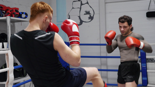 两个拳击手在搏击俱乐部的拳击台上一起训练拳击手在拳击视频