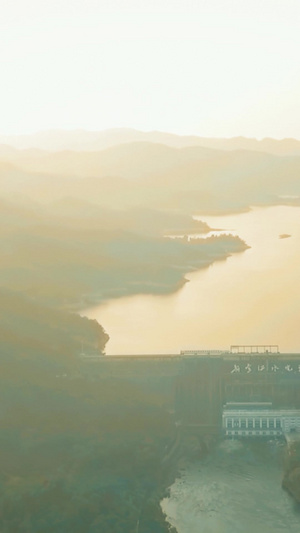 秋天夕阳下拍摄水力发电站清洁能源13秒视频