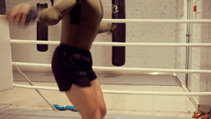 拳击手男子跳绳的同时在搏击俱乐部进行有氧训练13秒视频
