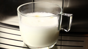 浓缩咖啡加在奶霜中制拿铁咖啡16秒视频