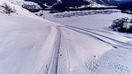 雪山上开着的汽车4k合集视频