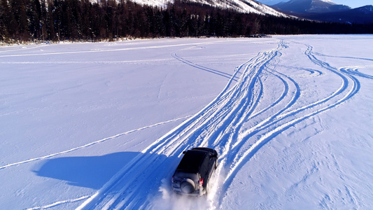 雪地上汽车极速转弯合集视频