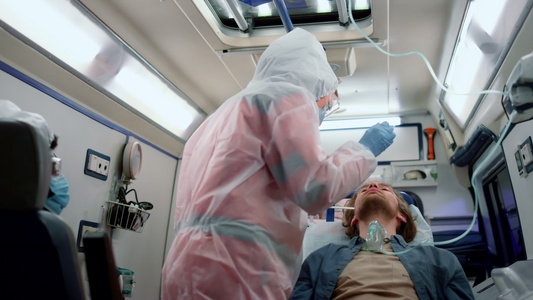混合种族辅助医务人员对病进行冠状动脉病毒测试视频
