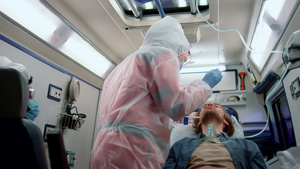 混合种族辅助医务人员对病进行冠状动脉病毒测试23秒视频