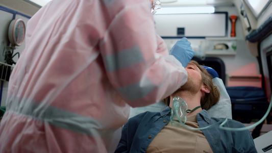 紧急医生 为获得冠状病毒样本而接受人的鼻肺结盘视频