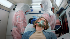氧气罩男病人乘坐急救车前往医院 男性病人携带氧气面具11秒视频