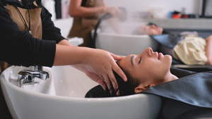 美容院理发师在美女洗头时为顾客按摩16秒视频
