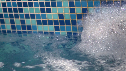 浴缸喷气机的气泡游泳池里的温泉按摩视频