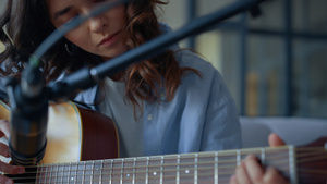 有吸引力的女孩 录音吉他的声 用冷却器麦克风19秒视频