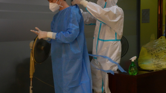 慢镜头升格拍摄4k素材医院穿防护服准备核酸检测疫情现场民生素材[挥肘]视频