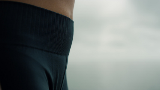 适合女人身体穿着紧身裤在海滩上视频