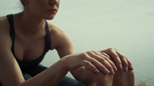 坐在青山海边的女人锻炼瑜伽视频