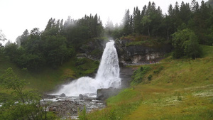 暴风雨中在诺鲁威山中坠落8秒视频