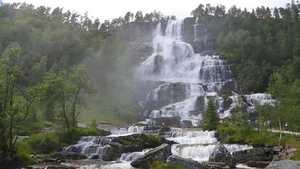 暴风雨中在诺鲁威山中坠落12秒视频