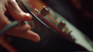 音乐厅的人手把吉他连接起来 音响工程师准备乐器12秒视频