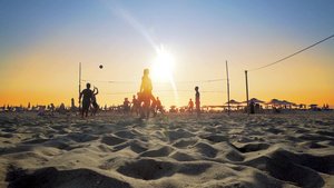 日落时分海滩上排球运动员的休整电影片场稳定拍摄17秒视频