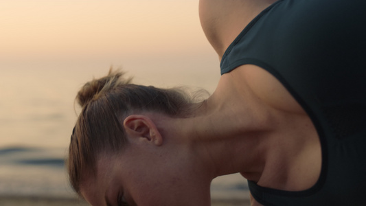 海边的女人锻炼瑜伽视频
