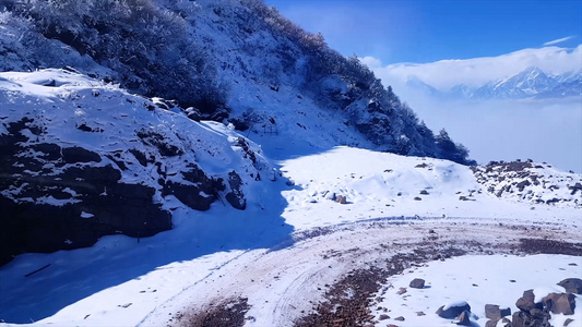 汽车行驶在崎岖的雪山路上4k合集视频