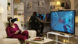 女性在玩电子游戏时体验虚拟生活22秒视频