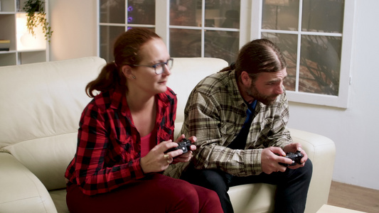 女性在玩电子游戏时失去男朋友后将男友推向男性视频