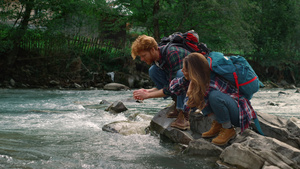 两个游客在河边休息 用溪水洗脸的家伙30秒视频