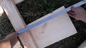 在用木制建筑过程中使用标尺测量尺寸并带有标尺7秒视频
