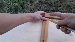 在用木制建筑过程中使用标尺测量15秒视频