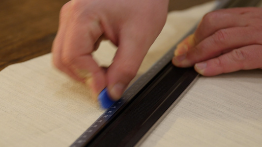 裁缝手与测量栏一起工作设计服装将模板应用于纺织面料视频