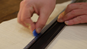 裁缝手与测量栏一起工作设计服装将模板应用于纺织面料12秒视频