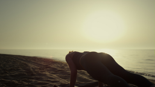 在青山海边的女人锻炼瑜伽视频