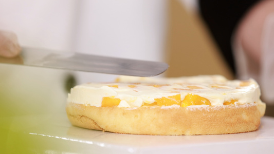 将奶油均匀涂抹在蛋糕夹层上视频