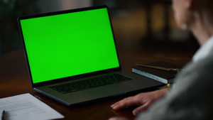 绿色屏幕笔记本电脑28秒视频