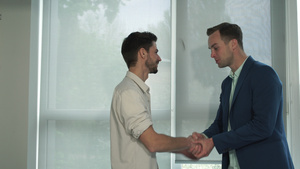 两名青年职业男子握手打招呼16秒视频