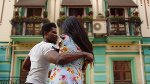 欢乐的非洲舞者们在街上跳 一对拉蒂诺舞的情侣12秒视频