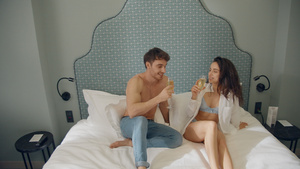 微笑的夫妇在床上喝香槟17秒视频