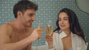 可爱的夫妇在床上喝着香槟22秒视频