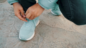 蓝色运动鞋上系鞋带16秒视频