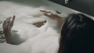 在豪华酒店洗澡的女人13秒视频