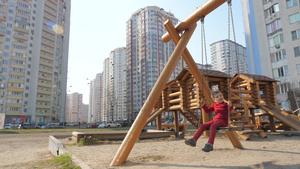 带婴儿秋千的木制游乐场快乐童年的概念大都会中的游乐场28秒视频