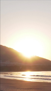 青岛崂山第一海水浴场日出和清晨的海水沙滩艺术渲染视频