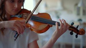 用弓拉小提琴的女孩 演奏音乐作品的女小提琴家18秒视频
