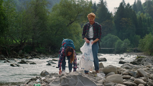 志愿者们在河岸上捡塑料瓶23秒视频