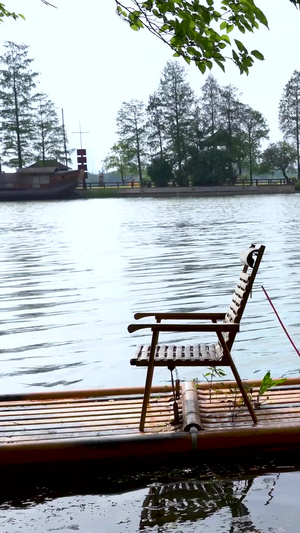 户外在竹筏上亲子玩耍的一家儿童节31秒视频