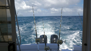 悬挂钓鱼钩的游艇在海上航行34秒视频